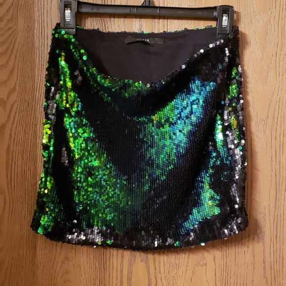 🦄 HOST PICK! 🦄GUESS sequined mini skirt - Picture 1 of 4